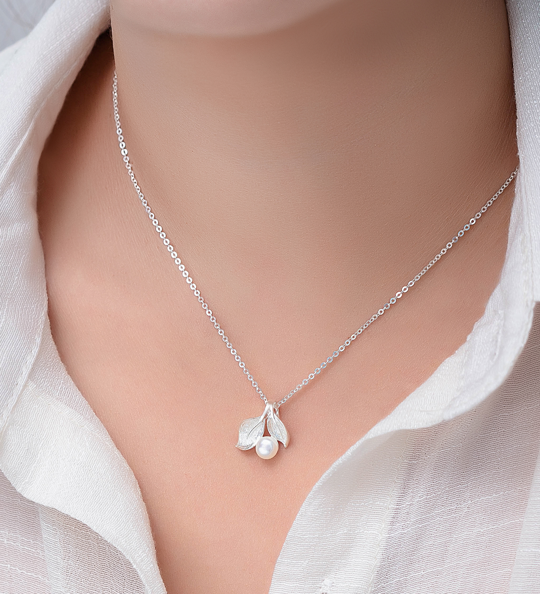 Wholesale 925 Sterling Silver Leaf Pendant, Decorated with Freshwater Pearl - SKU #1063-4169